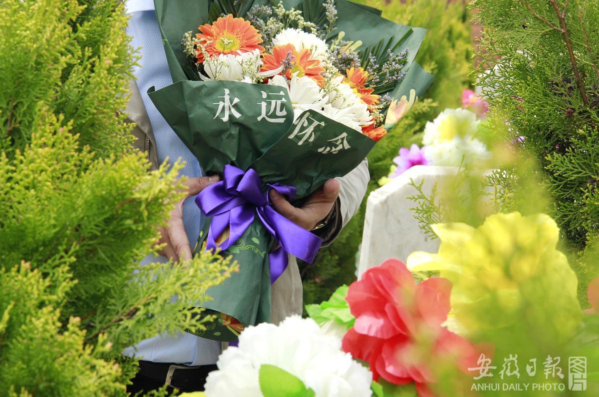 3月30日,在淮北市相山区鹰山公墓,市民手捧鲜花扫墓祭祖