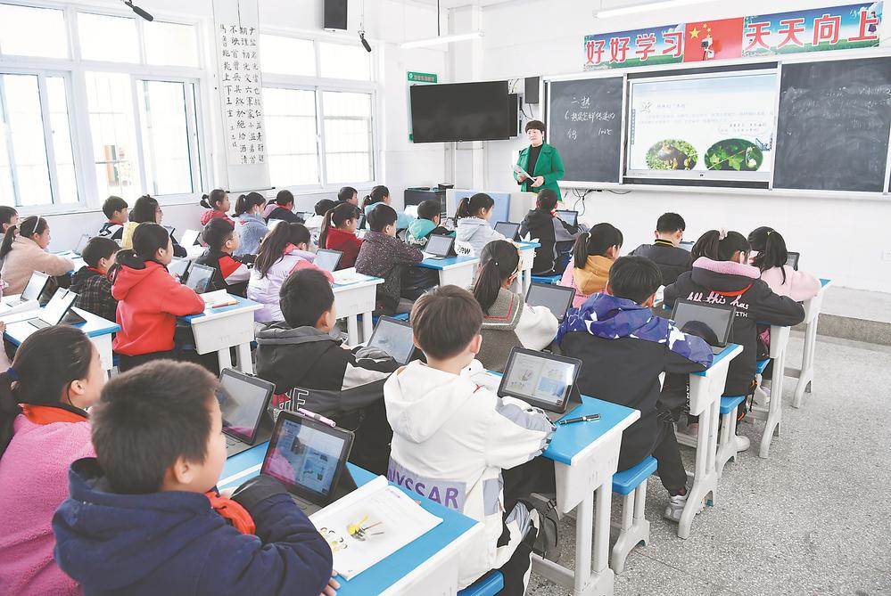 固镇县连城镇中心小学孩子们通过多媒体平板上课