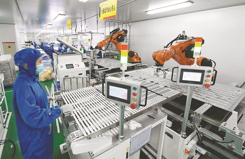 位于蚌埠的安徽鸿程光电有限公司自动化背光模组生产线上一片繁忙