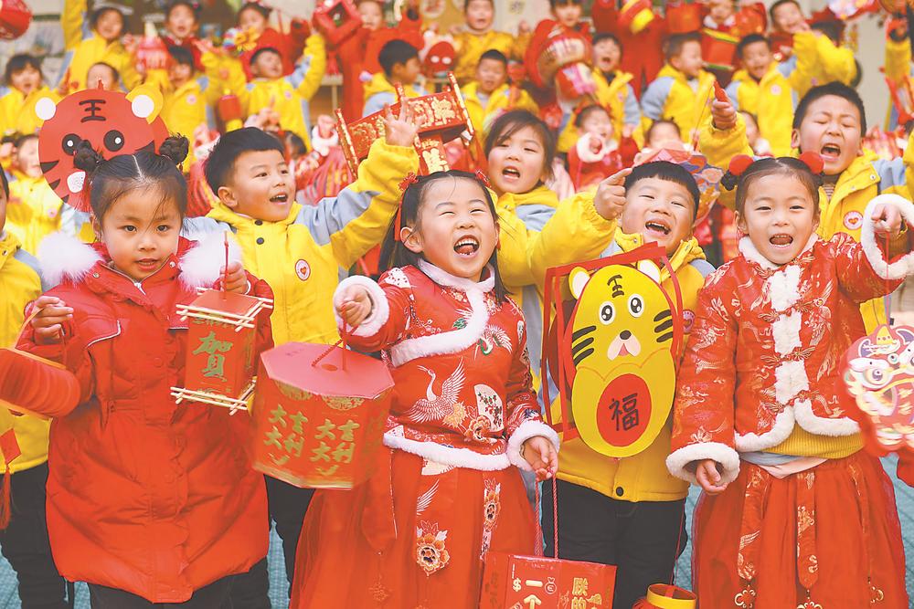 阜阳市颍东区新华幼儿园开展巧手做花灯,红火迎元旦活动,小朋友们