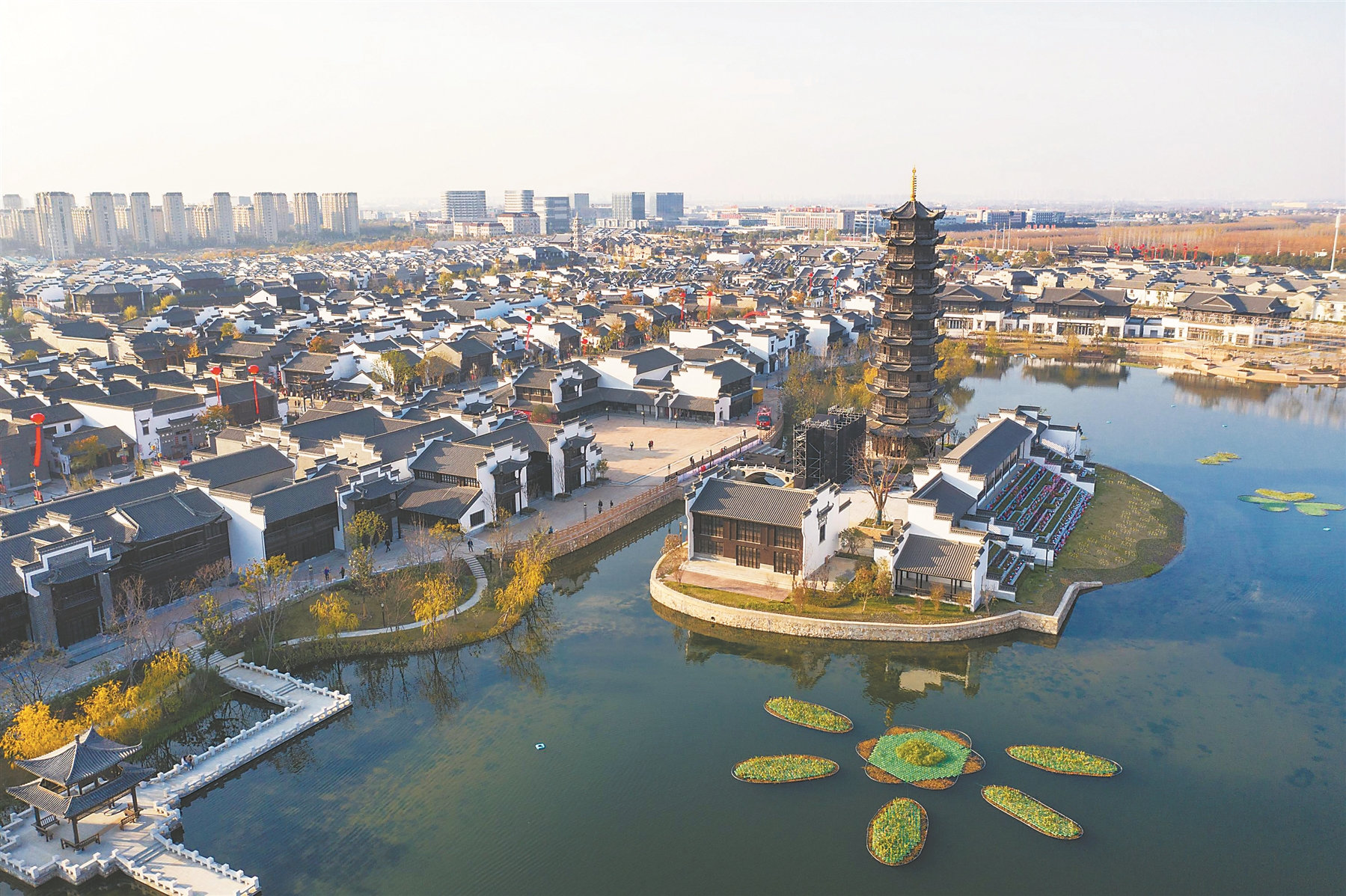 12月8日,芜湖大型文旅项目——千年鸠兹古镇全面开放,呈现中国首个以